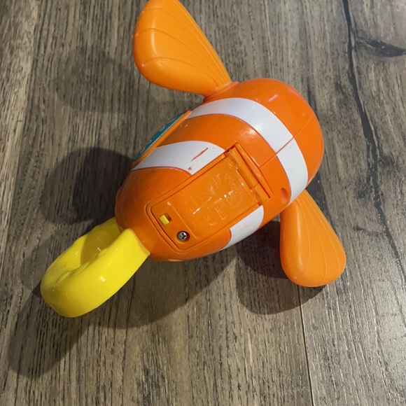 Vtech Sing and Count Fish Bathtub Toy - Picture 2 of 4